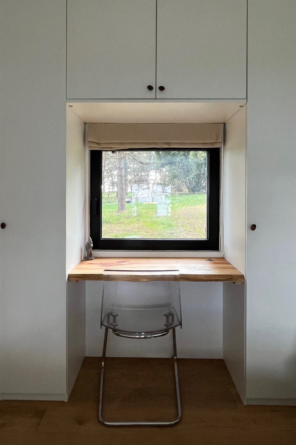 Bureau avec vue sur la végétation