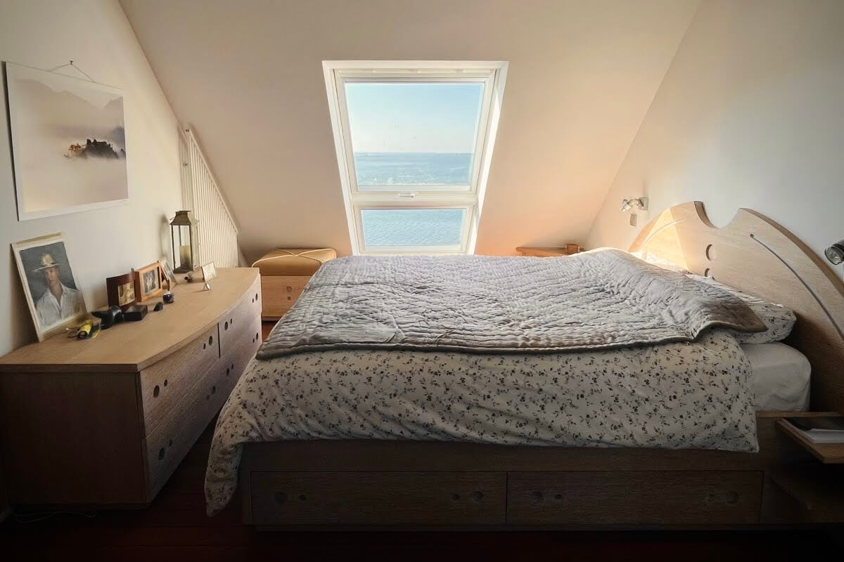 Chambre double avec literie blanche