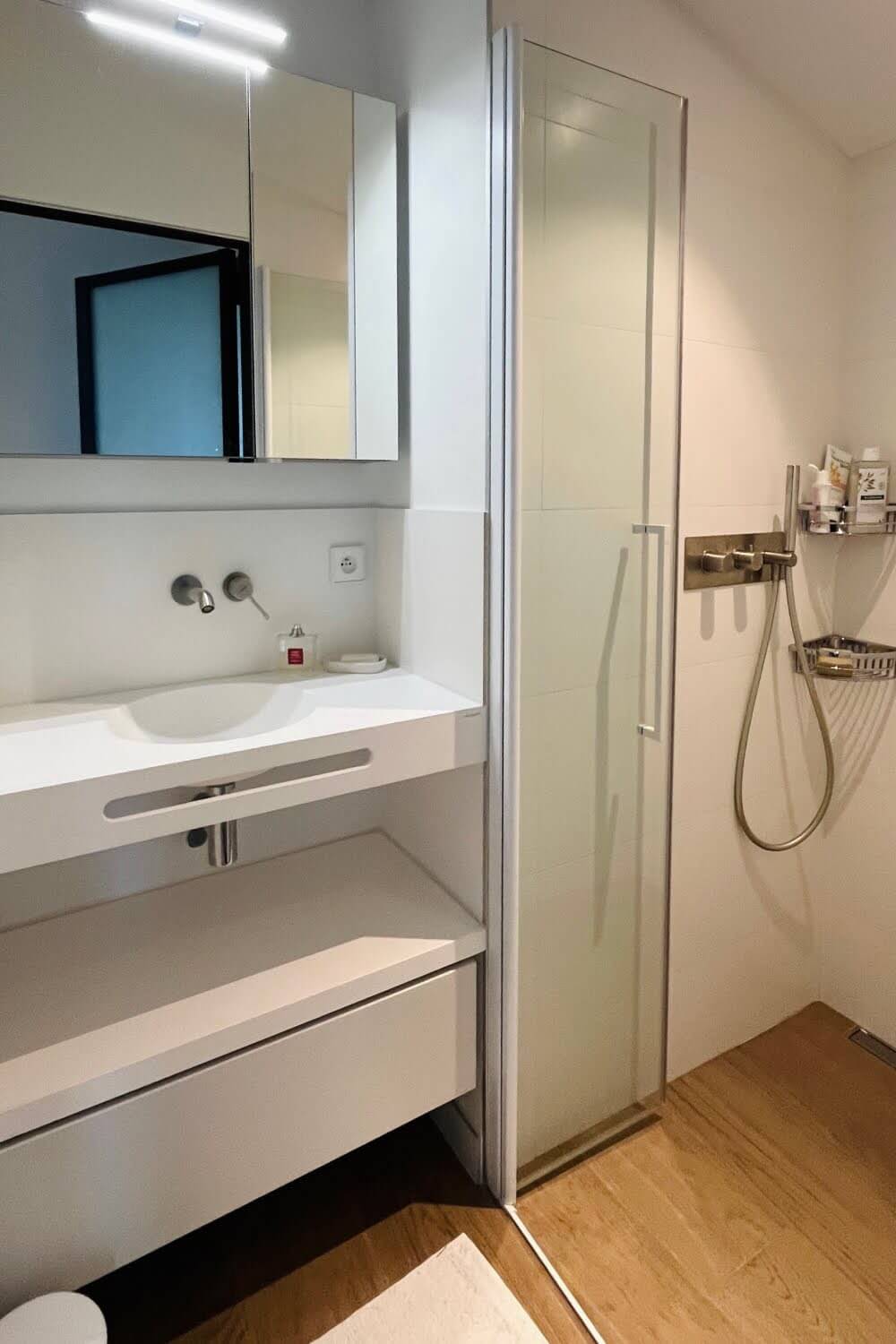 Salle de bain avec douche à l'italienne