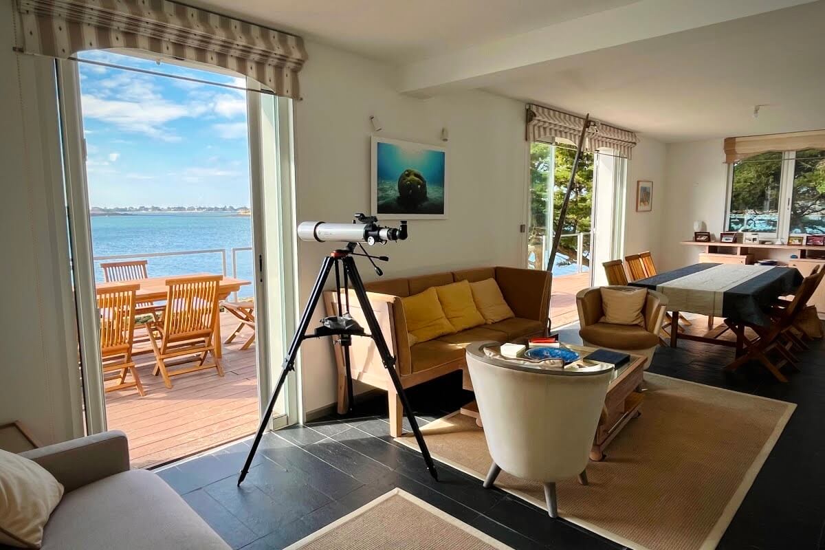 Salon lumineux de la maison principale